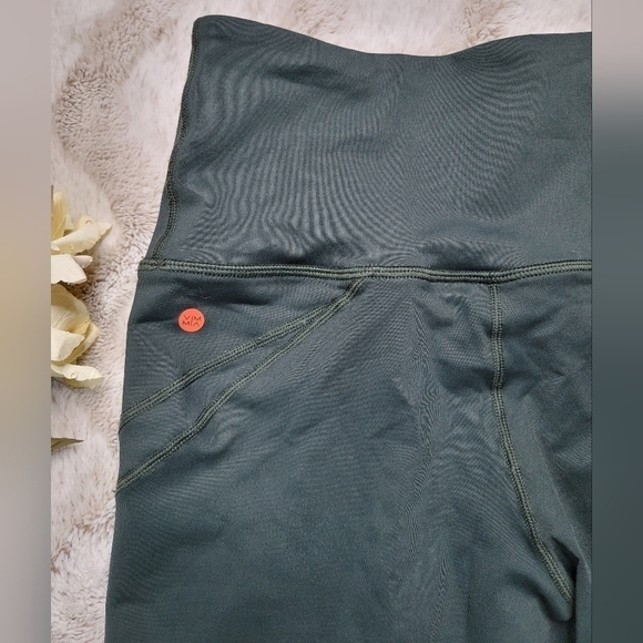 ✨️CL ViaMia Forest Green Black Mesh Accent Cropped Leggings Size S - Picture 10 of 14